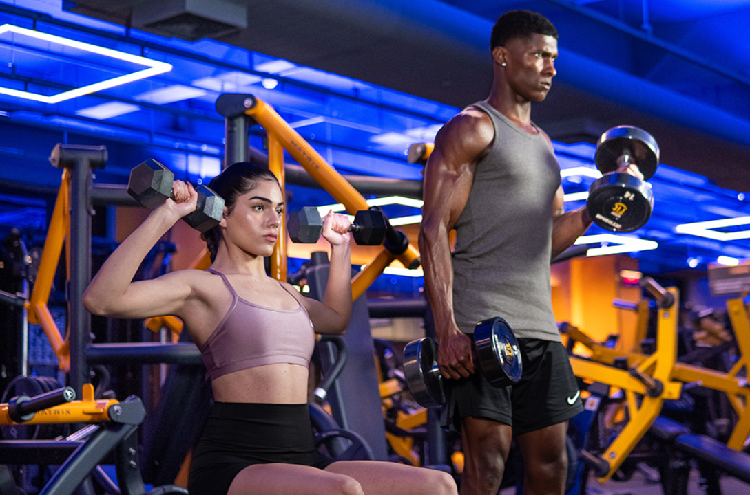 Pessoas treinando na academia em Virgínia MG